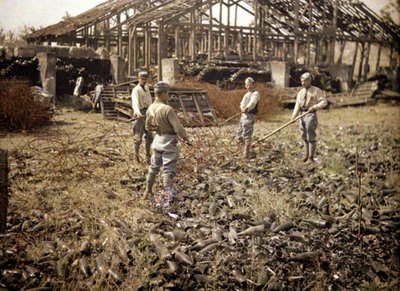 Französische Soldaten installieren Stacheldraht in der Nähe des Lagergebäudes für Flaschen, in einer stark beschädigten Glasfabrik, Verrerie Saint-Gobain de Vauxrot, Cuffies, Aisne, Frankreich, 1917 von Fernand Cuville